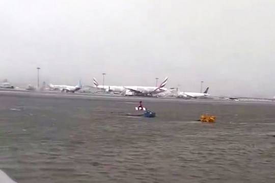 Аэропорты ОАЭ не могут возобновить свою работу из-за затопления и непогоды